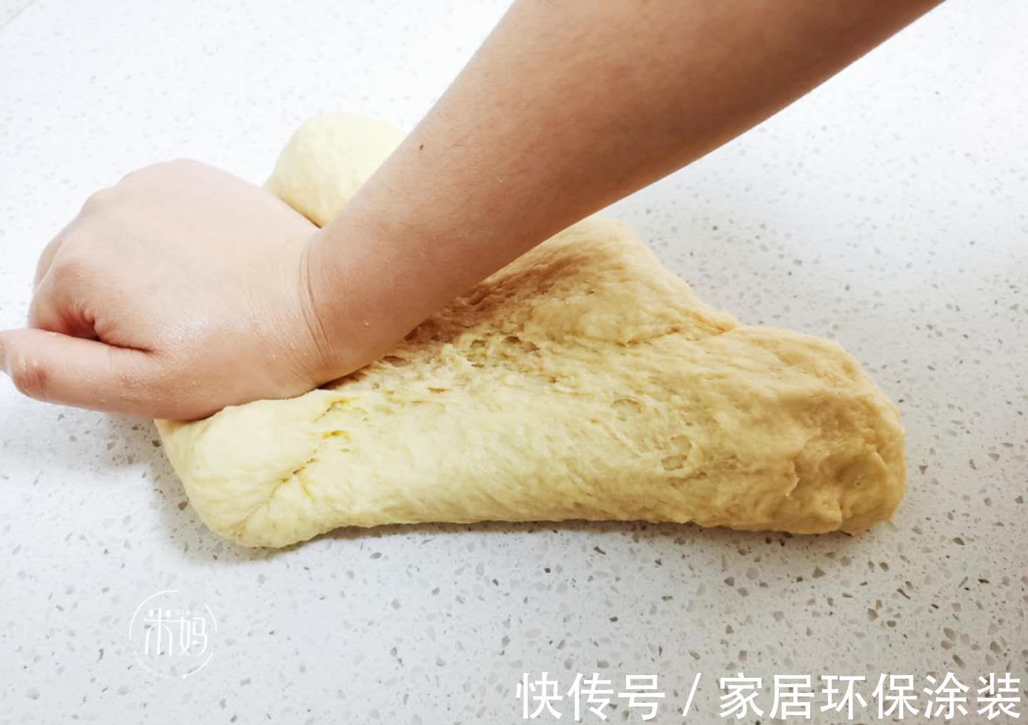 保鲜膜|在家自制面包，10分钟揉出手套膜，松软拉丝，比电饭煲蛋糕还好吃