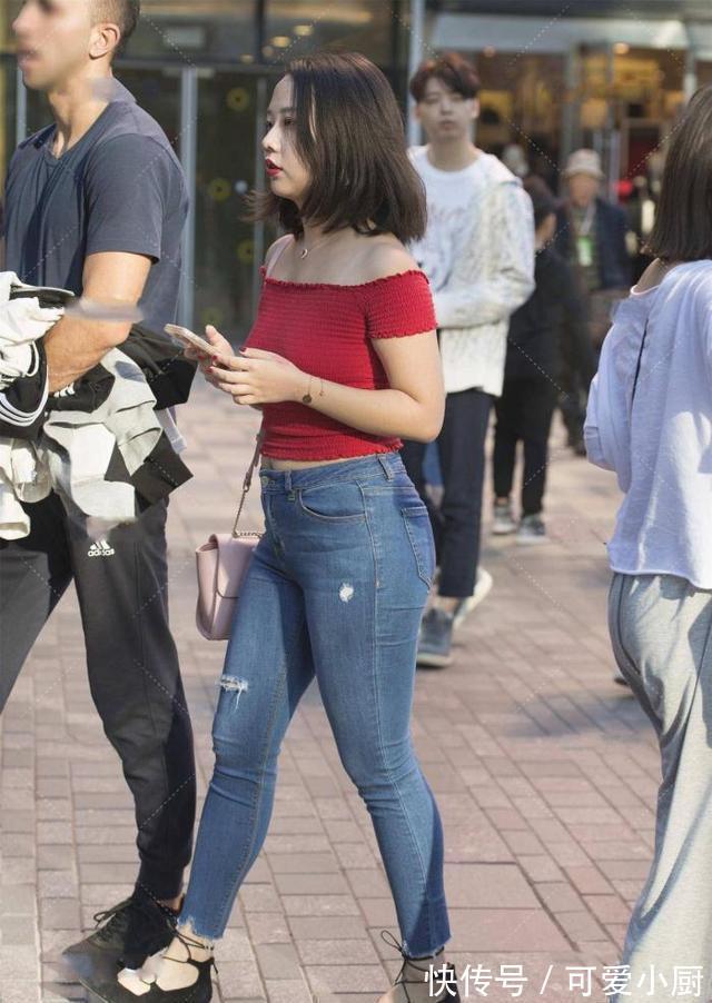 风格 美女红色一字肩,搭配“浅蓝色牛仔裤”,简单又时尚的美丽穿搭
