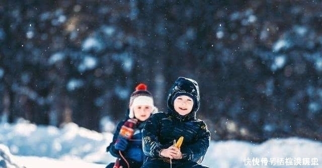 姐姐|二胎弟弟主动喂姐姐吃草莓,画面实在太暖心,网友:又骗我生娃