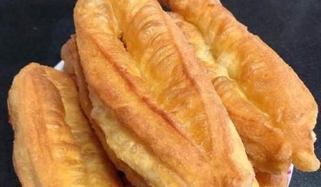 教你在家炸油条,1碗面粉半碗水,油条香酥脆好吃,早餐不用买了