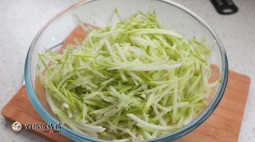 炸萝卜丸子时，多加这2样东西，丸子外酥里嫩不发硬，越嚼越香