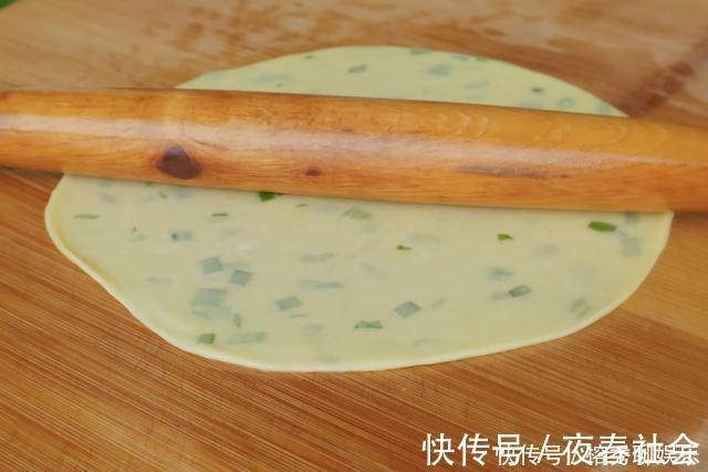 一日三餐|我家面粉从不蒸馒头，教你特色吃法，葱香味十足，家人都夸好吃