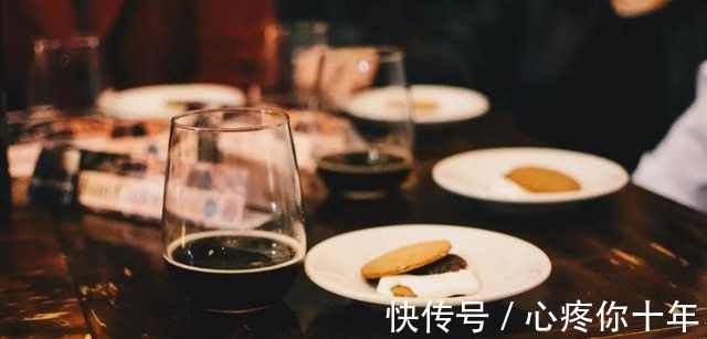 眼力|酒局上领导说“帮我催下菜”,没眼力的才去催!聪明人这样做!
