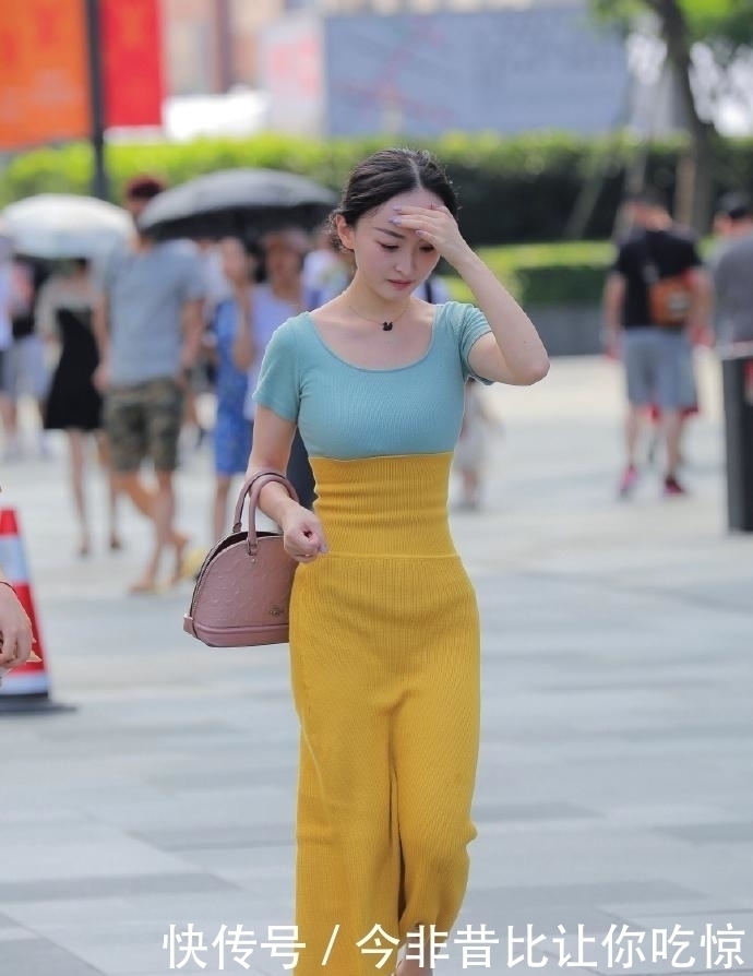 亮色系|亮色系针织半身裙，色彩鲜艳，却有种清新感