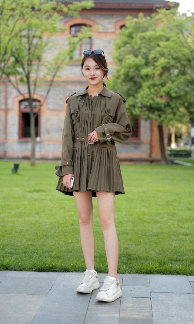 街拍:精心打扮一番的美女,墨绿色连衣裙清新靓丽,更显女神风范