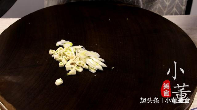 一道家常千张炒菠菜,清淡少油,步骤简单,特地道的农家菜
