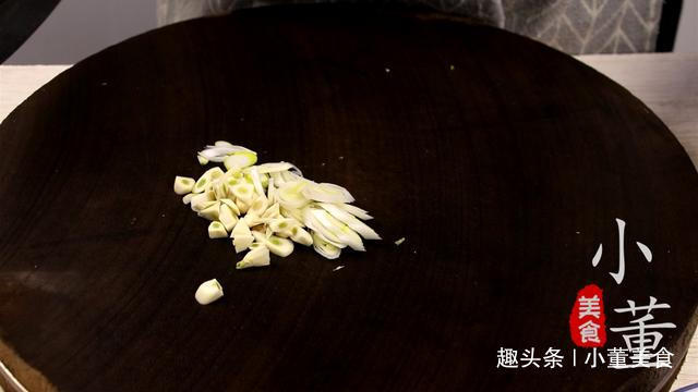 一道家常千张炒菠菜，清淡少油，步骤简单，特地道的农家菜