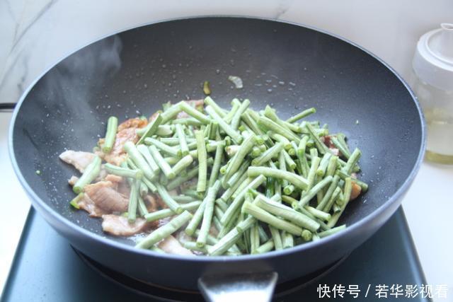 千万别|从冰箱中拿出的冻肉,千万别加水泡,教你一招,吃起来和鲜肉一样