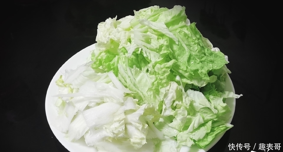 黑木耳|晚餐，最近爱上这道家常菜，酸辣爽口，隔天吃1次，肚子平肤色好