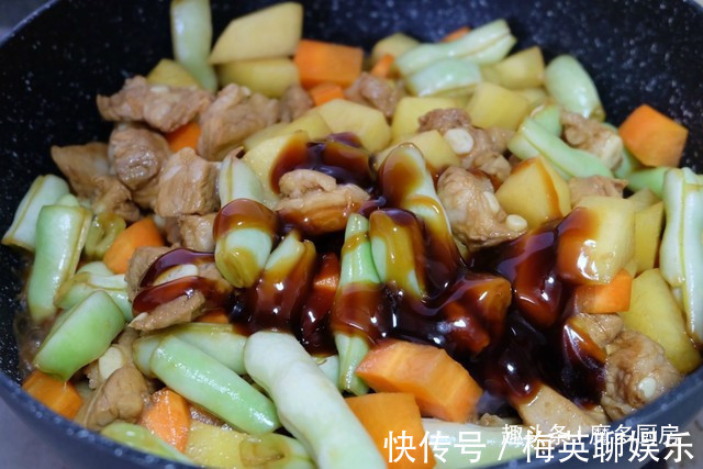 电饭锅只蒸白米饭太浪费,4种食材和大米同煮,有肉有菜香喷喷