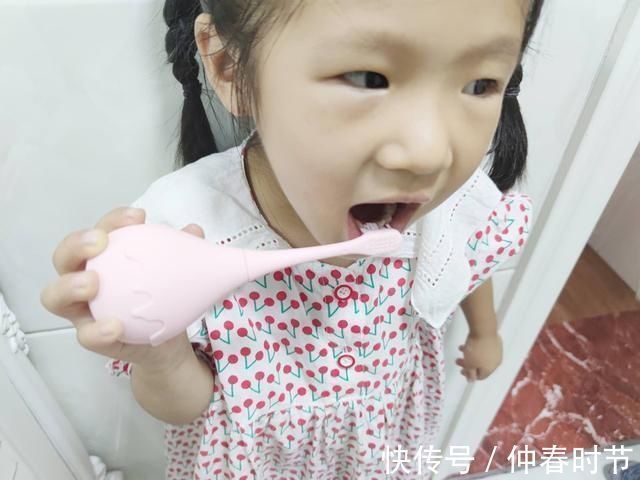 咸蛋超人|孩子排斥刷牙的原因?种草两款儿童电动牙刷,让孩子爱上刷牙