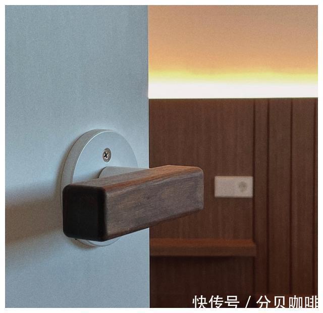 卫生间门|进门无玄关?试试她家的方法,还能多出一个餐厅,实用又耐看!