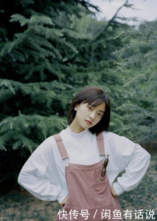 白t|马伊琍果然是清流，白T领口都变形成这样还穿，配背带裤还挺时髦