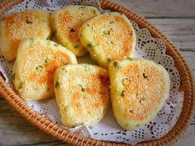 爸爸爱吃的葱花油饼,用时十分钟,成本不足五块钱好吃不油腻