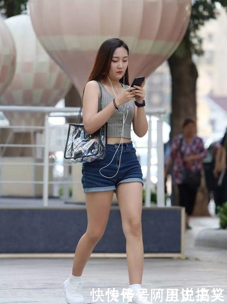小姐姐|街拍:高腰紧身针织衫搭配牛仔短裤,一看就是个很懂搭配的女生