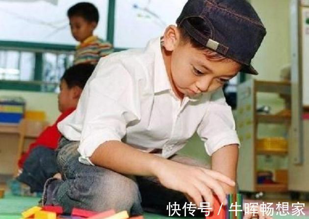 孩子|3岁儿子被丢在幼儿园,爹妈3天没来接,老师看到书包里面红了眼