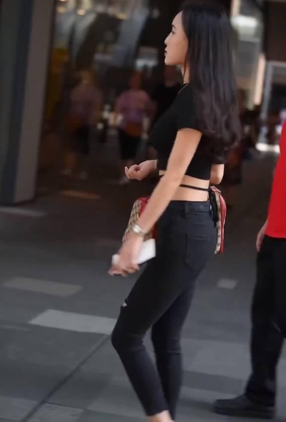身材|街拍美女小姐姐单靠这个侧面身材,也足够吸引很多的视线