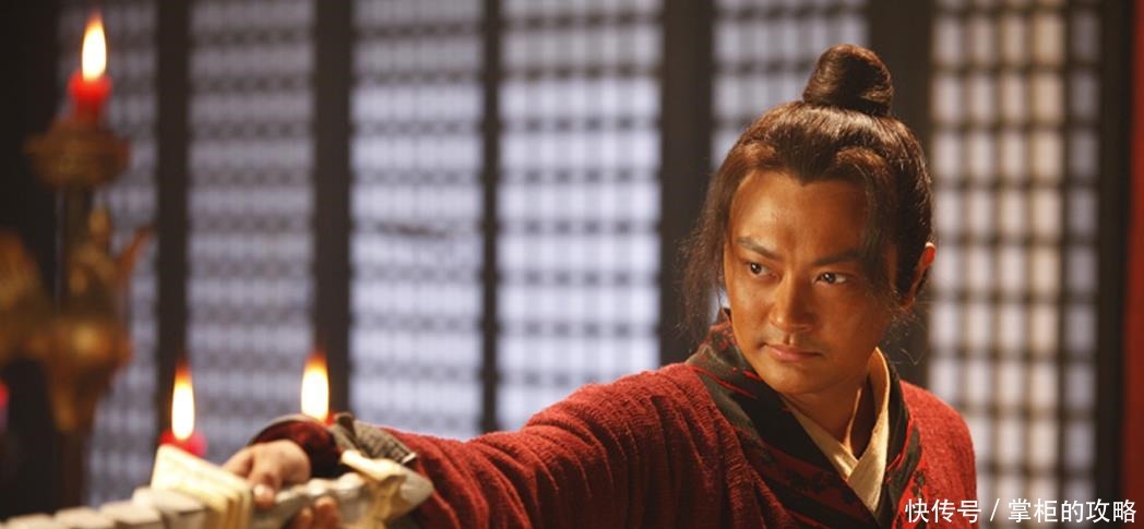 水浒传中,皇帝上朝时,为何要有人甩鞭响三下!