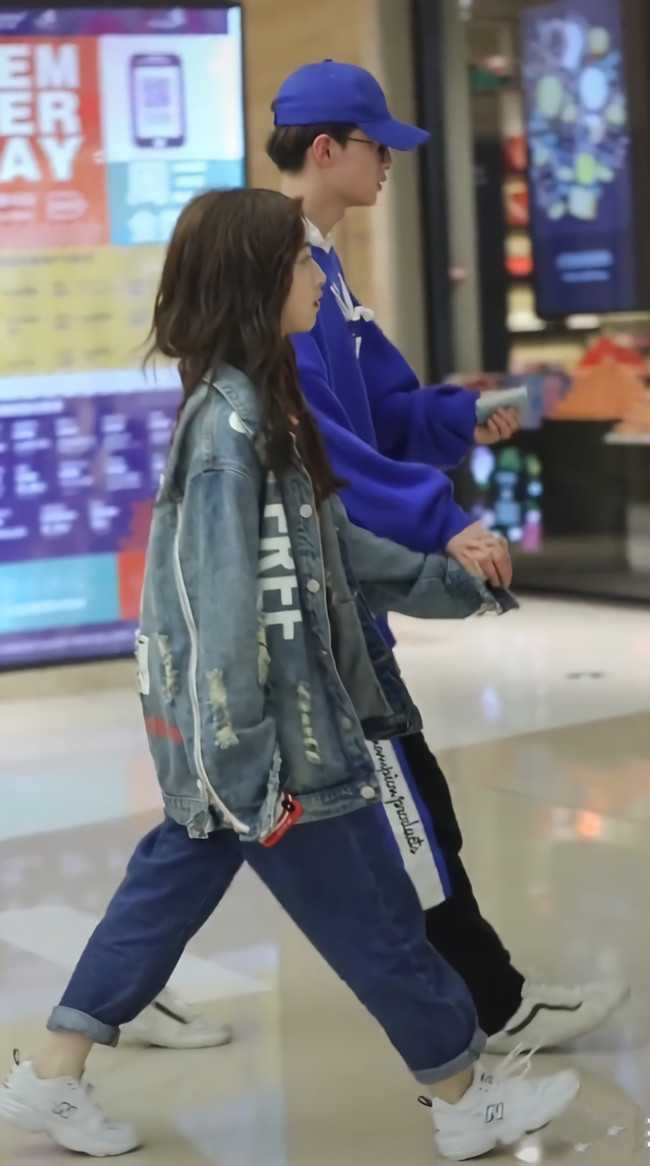 长发披肩 你还不知道吗匡威落后了,街头悄悄火了“N字鞋”,仙女穿的!