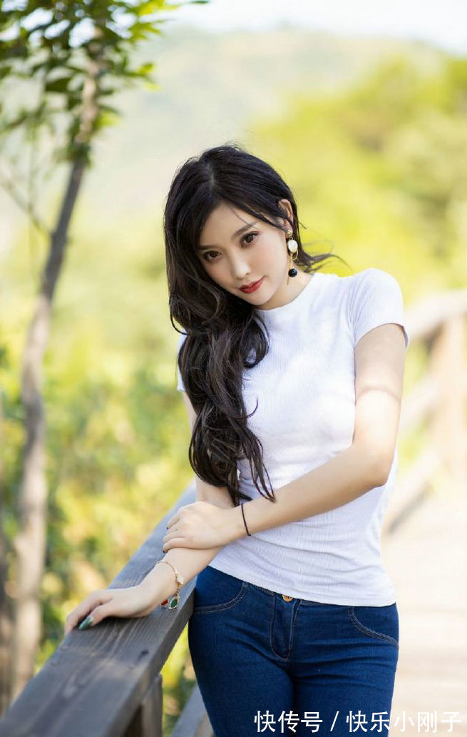 小可爱|抽绳设计的小V领短袖,能够露出一点腹部,有点小可爱但却不夸张