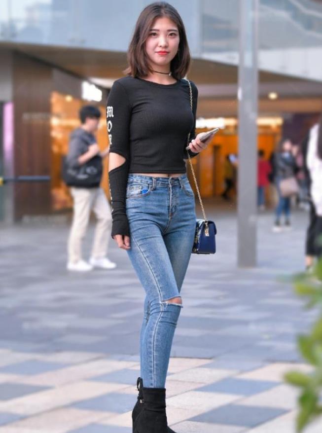 搭配|气质端庄大方的时尚美女,搭配简洁的牛仔裤,美丽大方很显气质