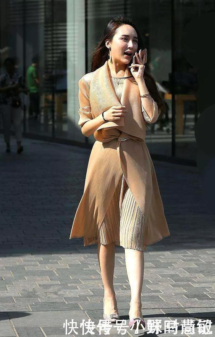 女性搭配高跟鞋,简约时尚又展现美好身材