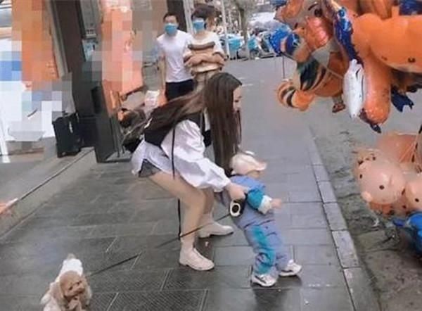 遛狗|“大力士”小姨火了，一手遛狗一手拎娃，网友想当小姨夫