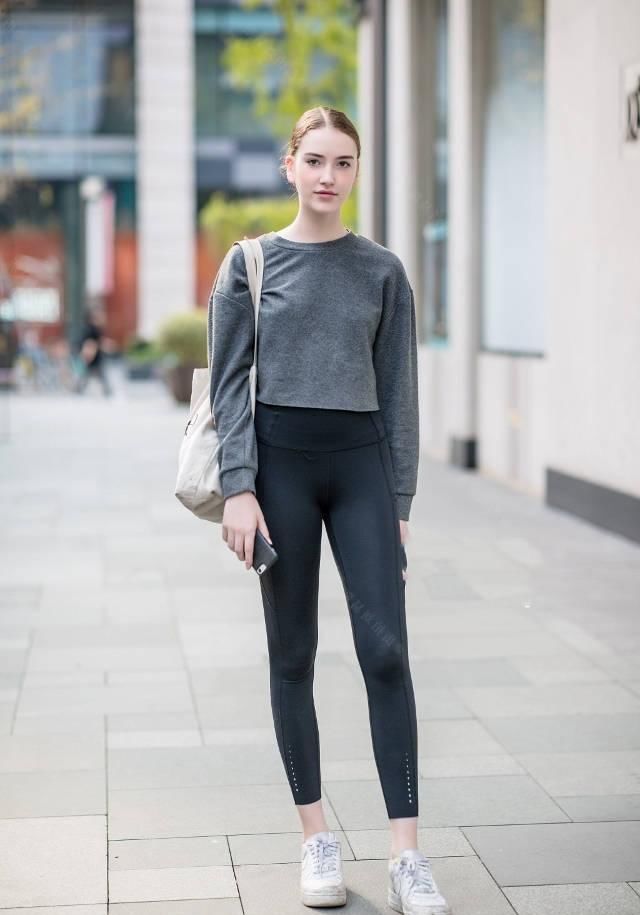 路人街拍，小姐姐这身材穿紧身裙子，简直太合适了