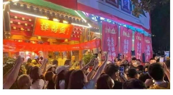 慶功宴|肖戰(zhàn)私人聚餐被商家泄露，現(xiàn)場(chǎng)一片混亂，面對(duì)粉絲憤怒商家慫了！