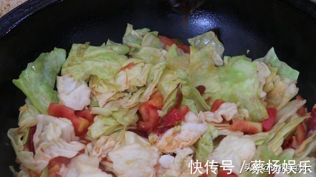 小葱|一个包菜加2个番茄，简单一做，原来这么好吃，营养又美味，真香