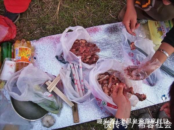 野餐|登山攀岩又累又险，成功后的野餐格外香甜，露营特别的温暖