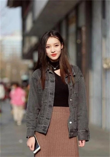 街拍：长发飘飘的小美女，蕾丝外套搭配短裤，美丽又时尚