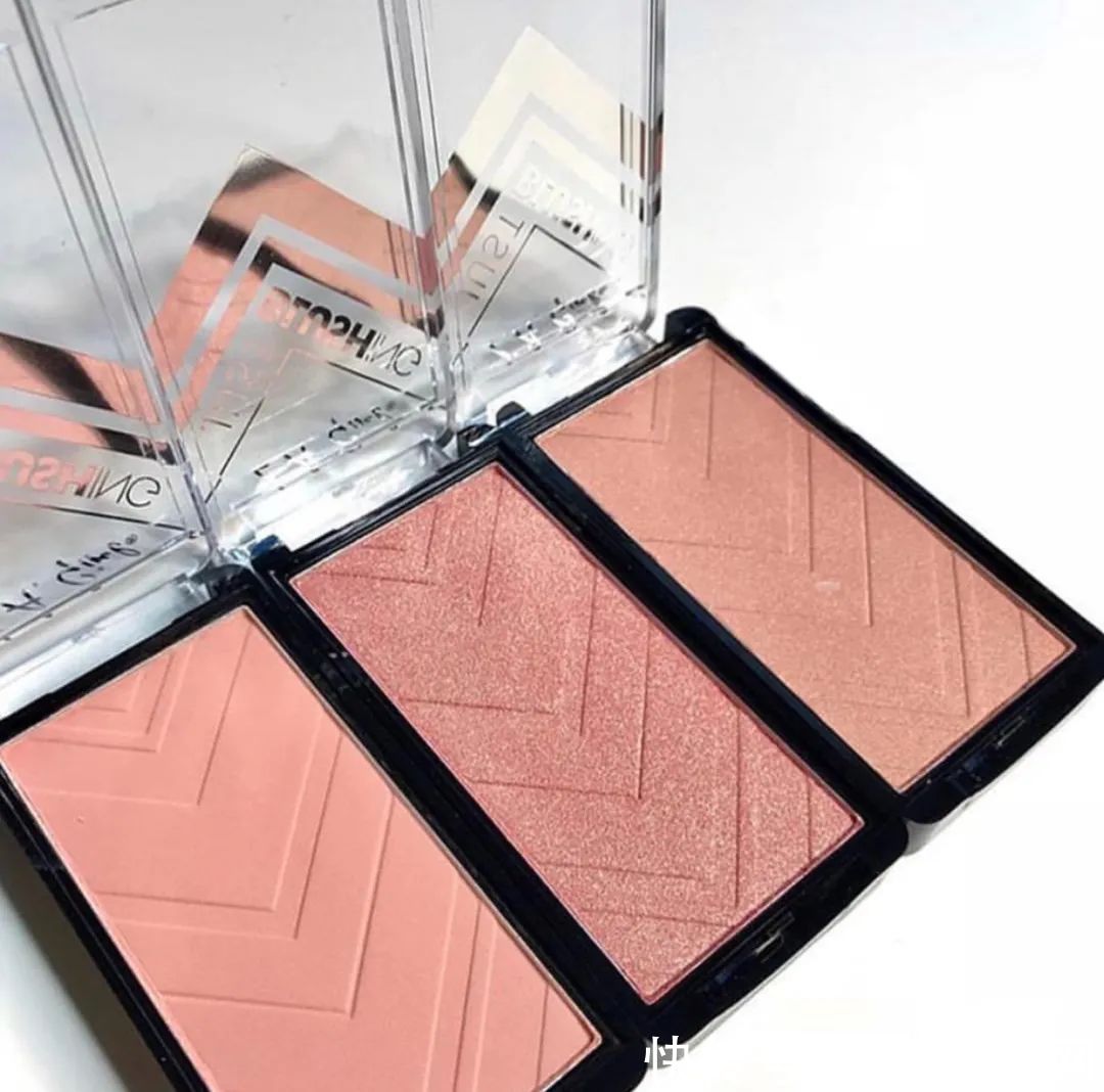 今天美容编辑教大家：如何用穿搭的思路学化妆（已疯）