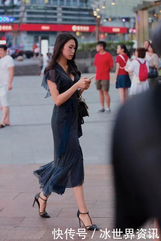 紫色西装是搭配百褶裙还是短裤呢快来看看吧