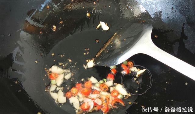 蒜黄这个做法,不用鸡蛋不用肉,比吃鱼吃肉还香,比白菜都受欢迎