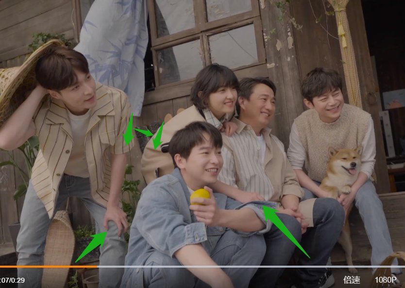 《向往5》定档全家福,张艺兴站张子枫身后,他的动作显绅士人品