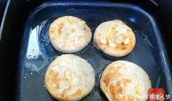  奶奶拿手的“香酥牛肉饼”，吃了10年没吃腻，香到没朋友