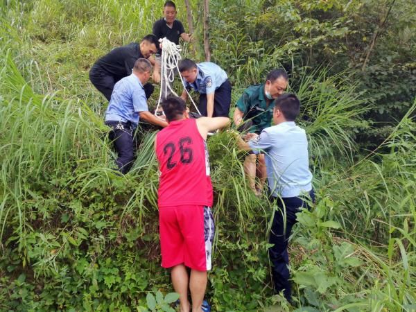 遇险|湖北五峰：父子悬崖遇险，民警紧急救援