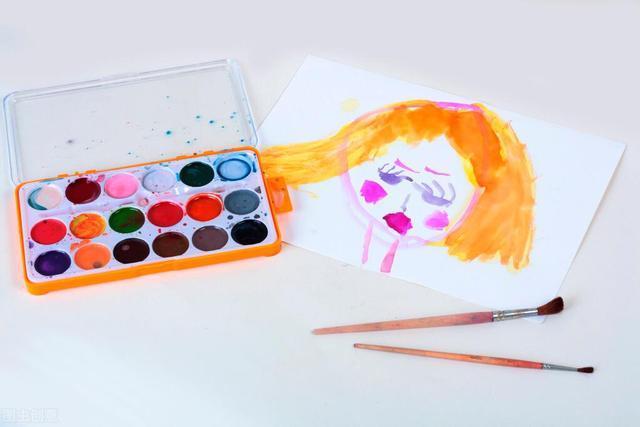 画画|女儿在爸爸背上画画,爸爸乖乖配合一动不动,网友:画功精湛