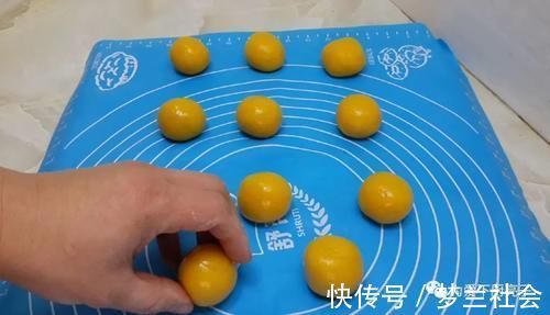 家常自制桃酥做法，烤盘里一放，个个香酥又掉渣，出锅孩子都爱吃