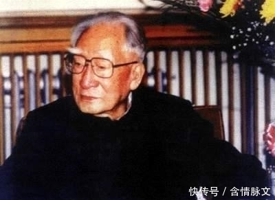 薄一波墓地,规制简单,鲜花不断,与妻子同日去世,雕像寓意美好