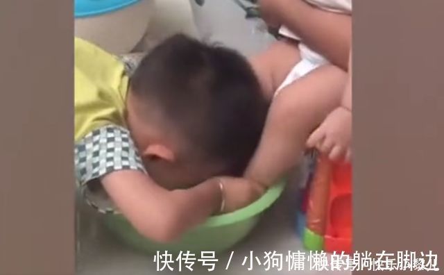 孩子|“暖心”哥哥火了,给妹妹洗脚时突然扎进盆里,满屏都是榴莲味