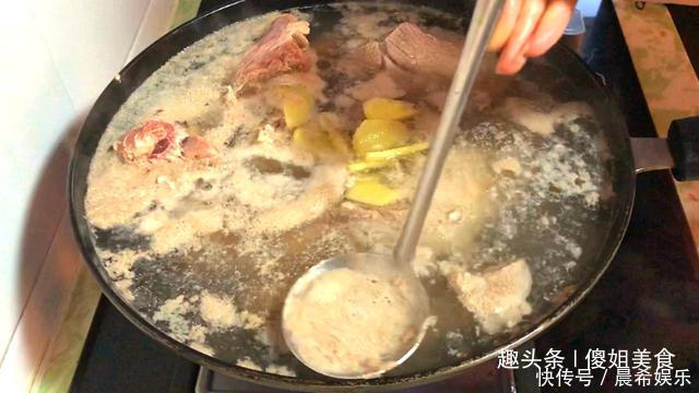 炖羊肉汤时,有人先焯水,有人直接炖?这才是正确做法,太香了