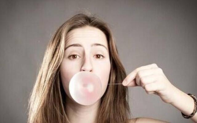 青春期|不想女儿脸变“O”,一定要纠正3个坏习惯,还女儿巴掌小脸