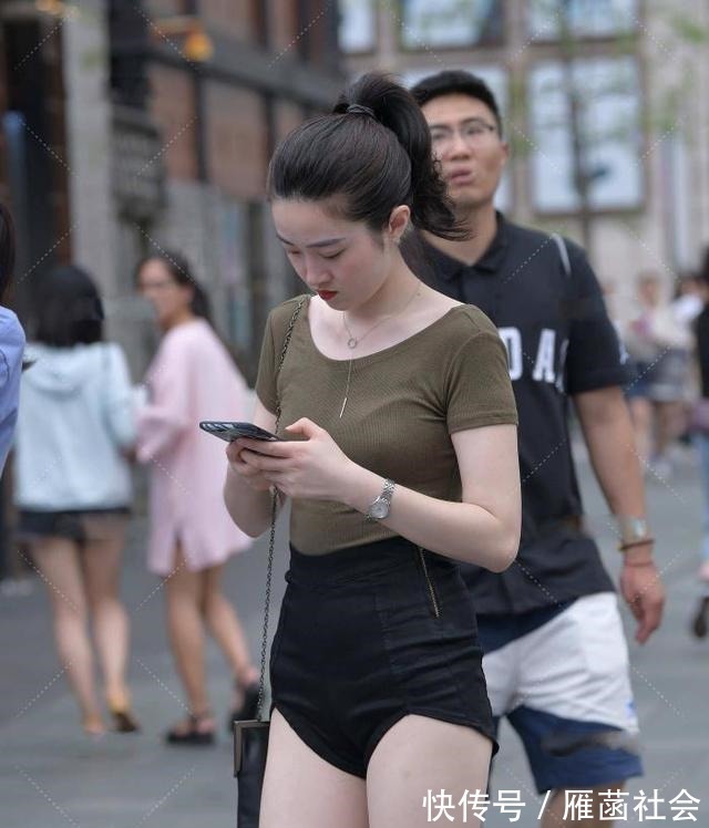 黑色 选择对的黑色短裤不仅可以展现休闲范儿,小姐姐马上变好看!
