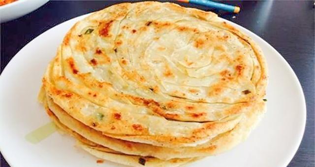 大厨|烙饼时，不能直接放入电饼铛，难怪发硬还不香，大厨教你正确做法