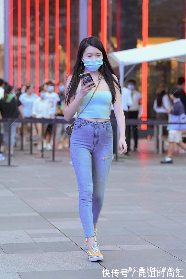 女生们 别再费心去搭配了,穿休闲牛仔裤,款式个性的上衣任你搭