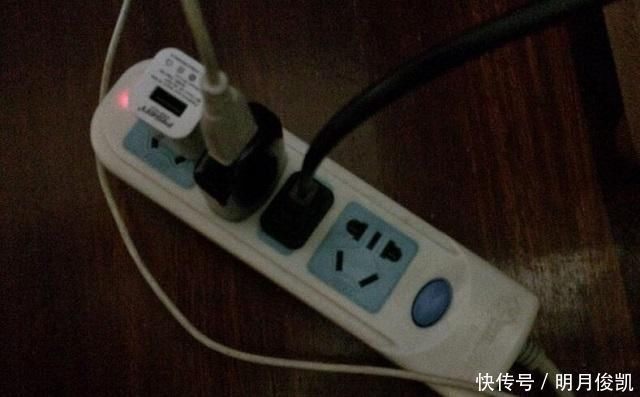 为什么插头上会有两个小圆孔?这么多年的疑问,终于有答案了