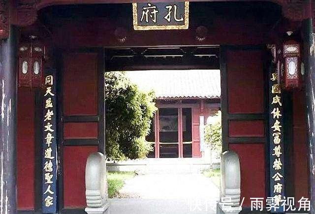 风流宛$纪晓岚为孔府题词,真是故意写的错别字吗?