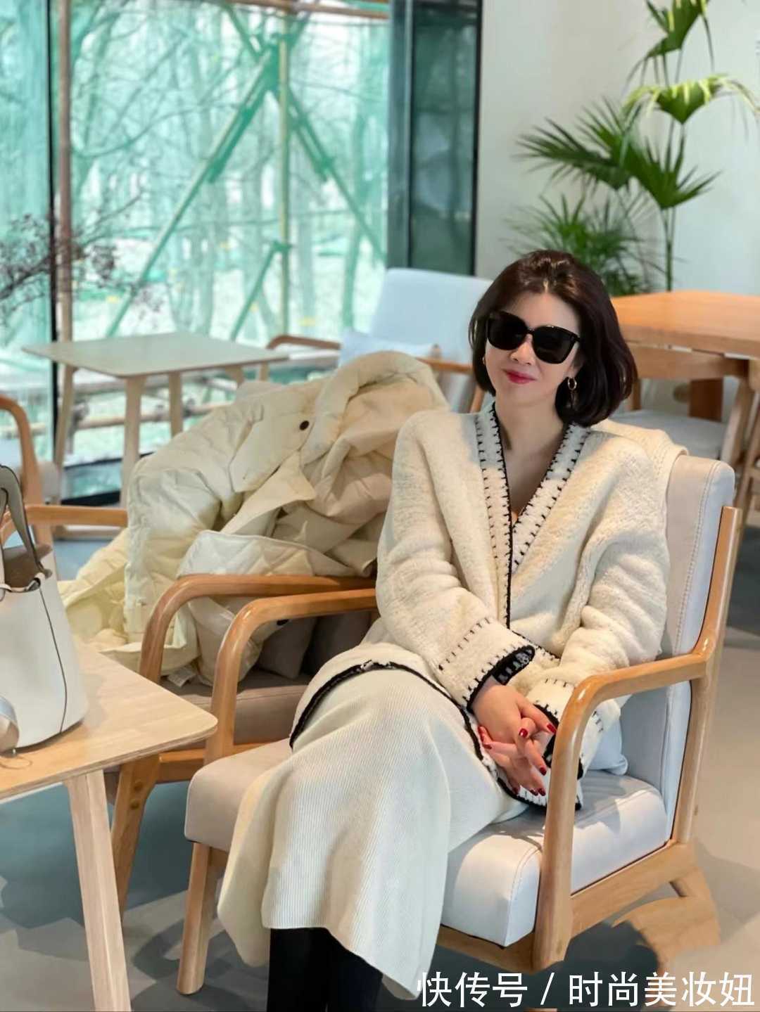 配饰|真正会打扮的中年女人,穿衣都在做“减法”,基础款穿出好气质